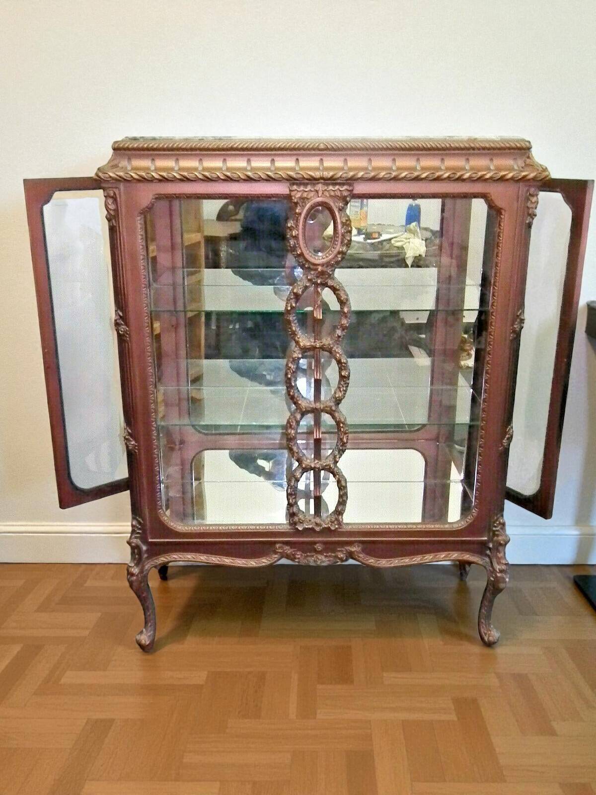 A Louis XV style display cabinet with three beechwood shelves and a white marble top.