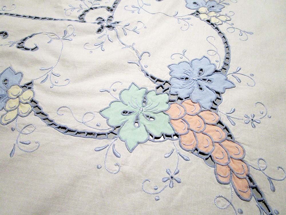 Multicolored embroidered round sheet