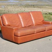 Canapé "space age". Cuir fauve. Circa 1970