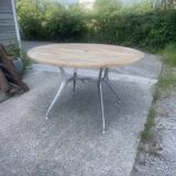 Table ronde en bois de teck et pied central en métal