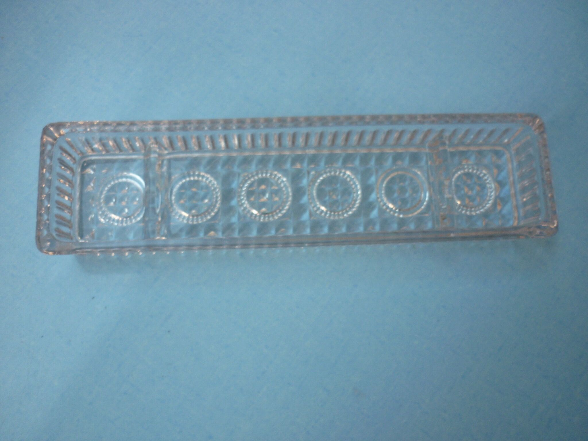 Plumier en verre moulé dentelé