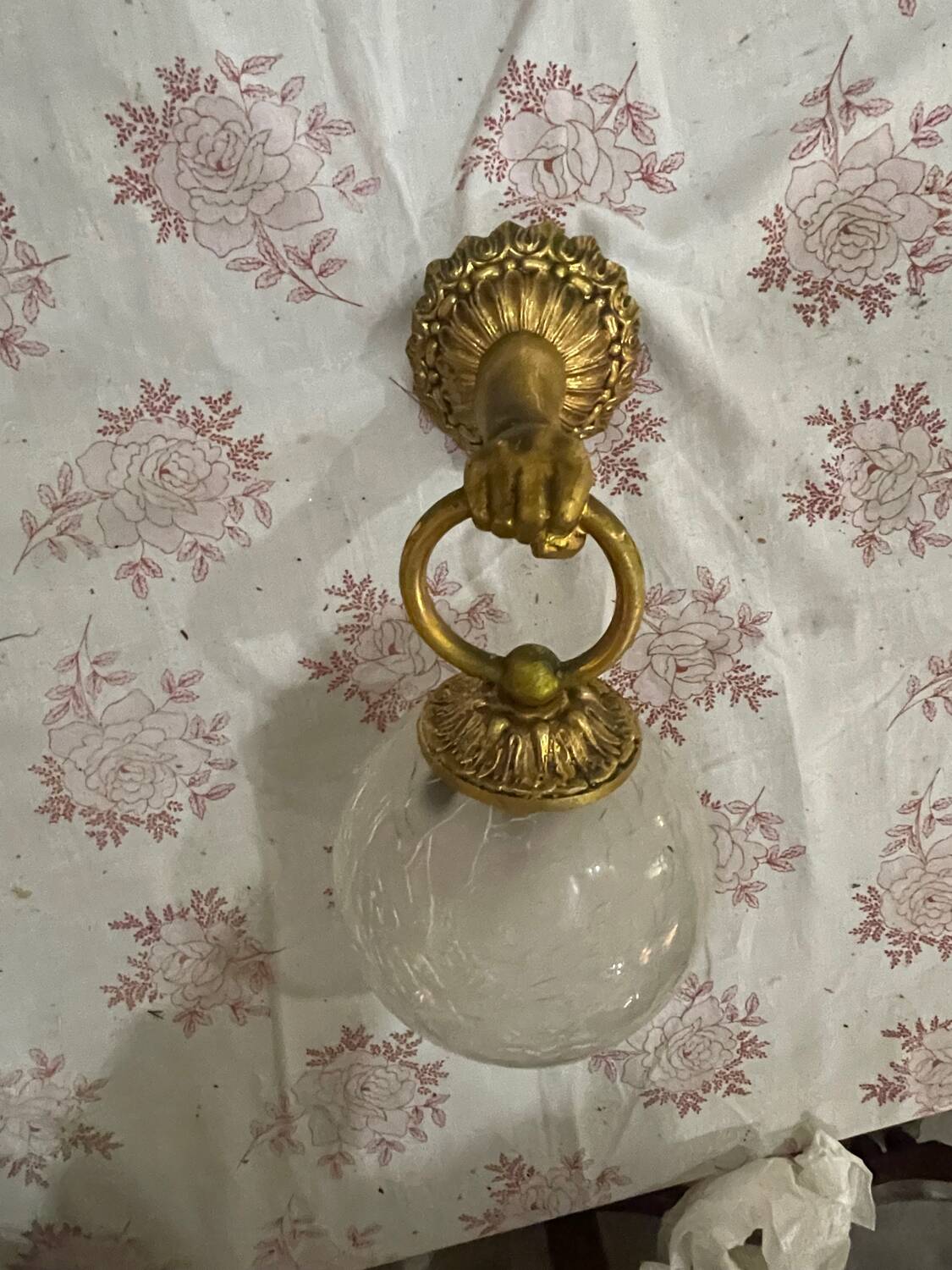 Vintage wall light in gilded bronze with a cracked glass globe.