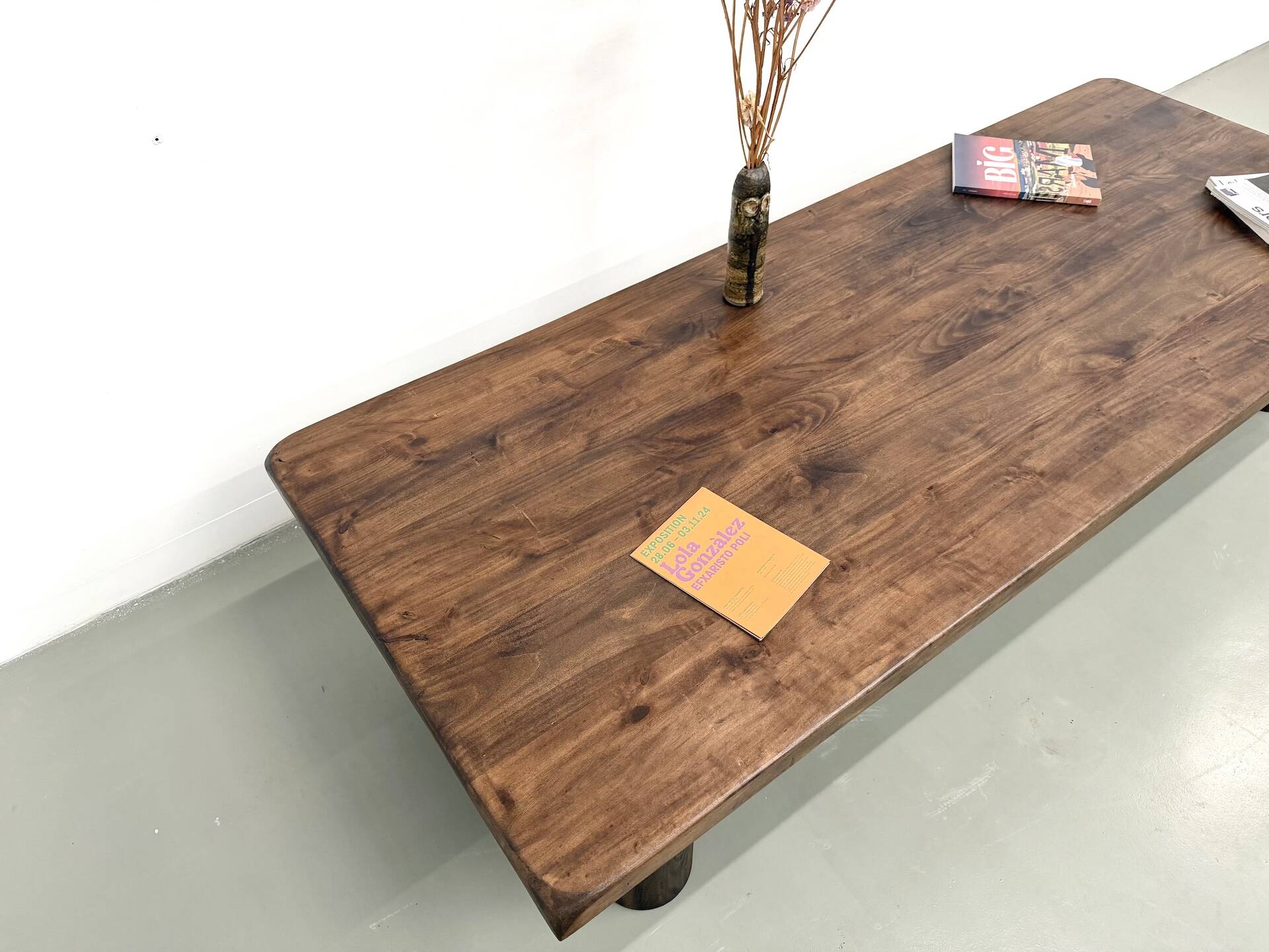 Modernist coffee table in solid elm, cylindrical pine base, 1970s.
