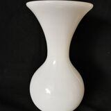 Vase en opaline blanche