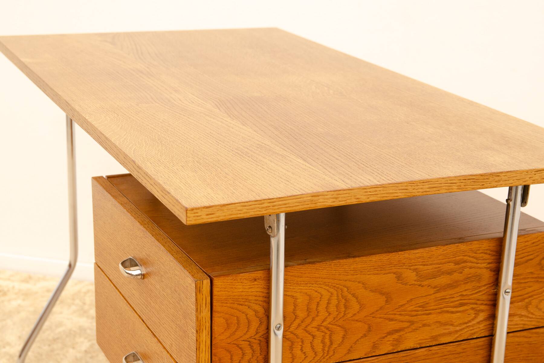 Bureau moderniste tchécoslovaque en chrome et bois, années 1950, Europe