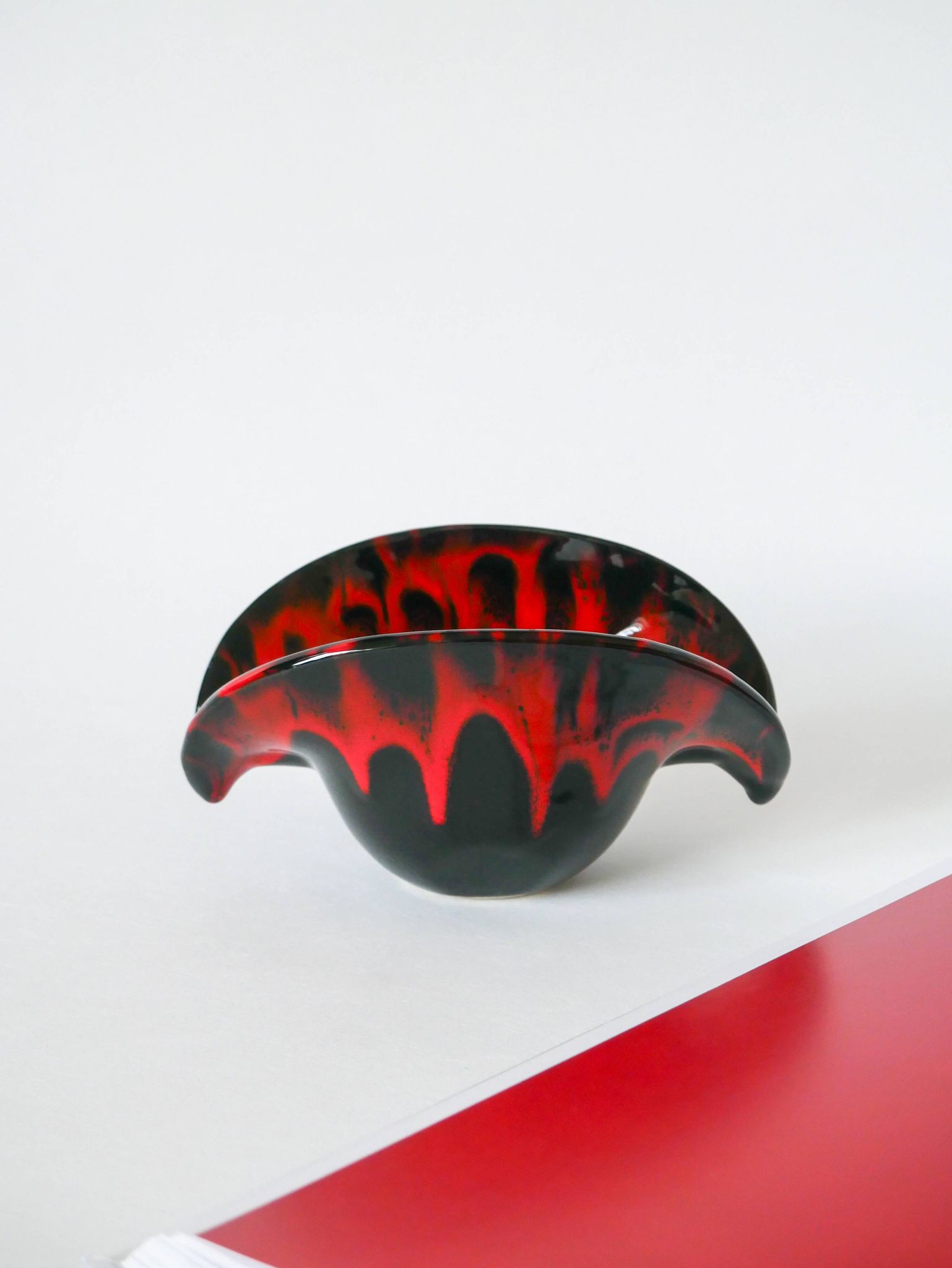 Vide-poche en céramique noir et rouge style Vallauris 1970