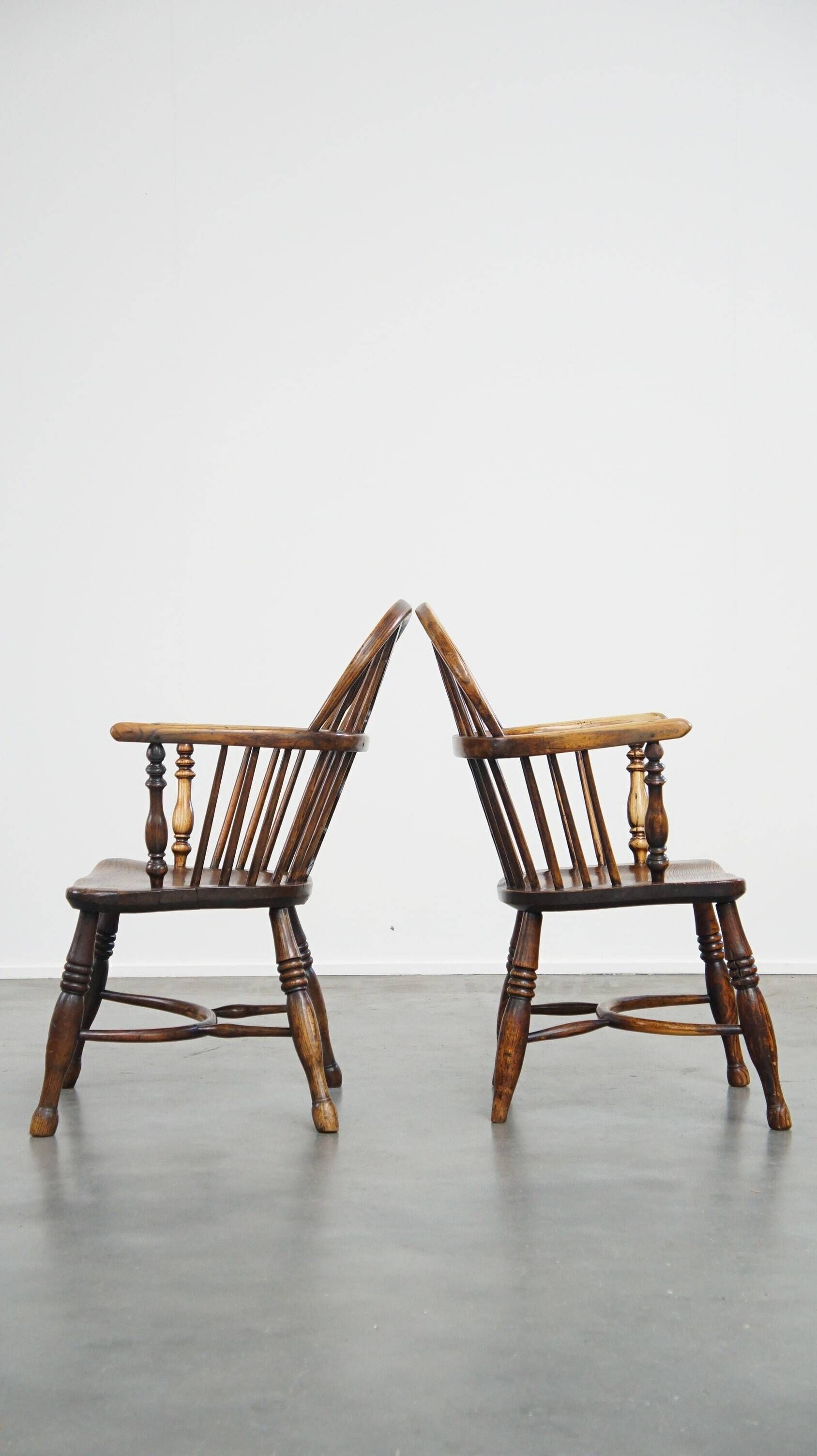 Set of 2 beautiful antique 18th-century English lowback Windsor dining chairs