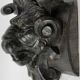 Sculpture de tête de lion en bois teinté