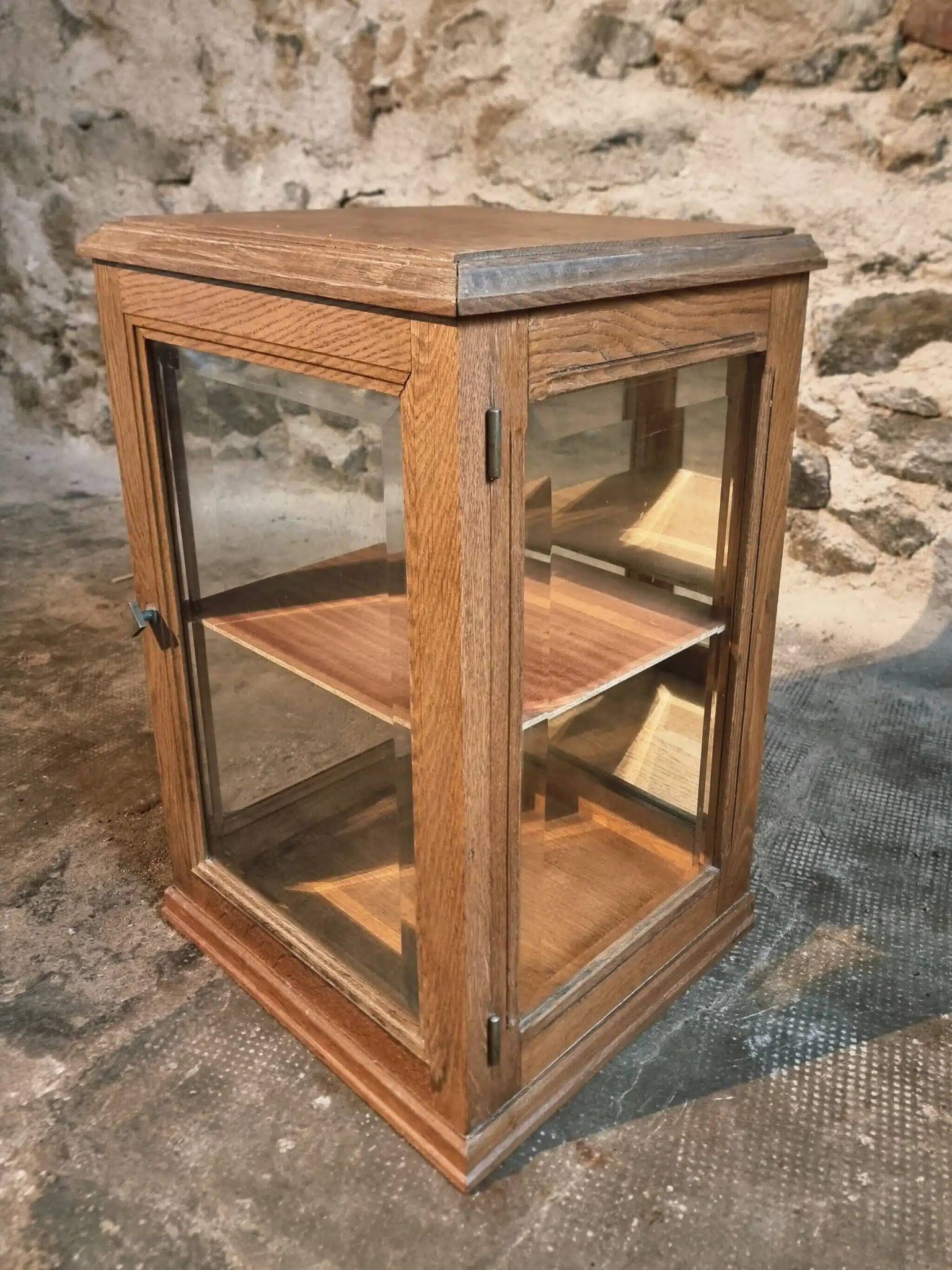 Small antique display cabinet in French oak | 1920s display cabinet with mirrored back