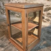 Small antique display cabinet in French oak | 1920s display cabinet with mirrored back