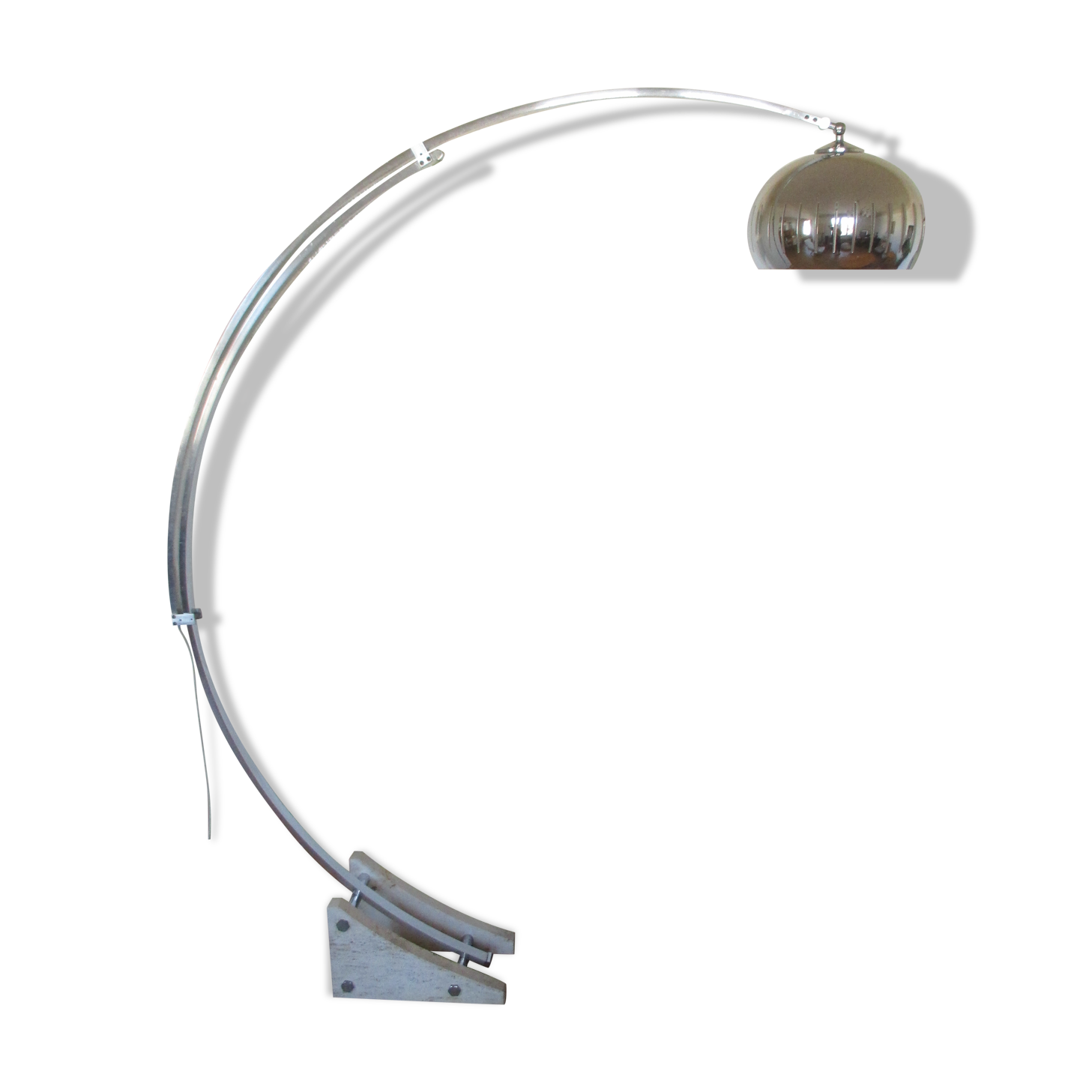 Lampadaire arc Guzzini alu chrome travertin
