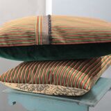 Coussin vert et or en velours d'ameublement