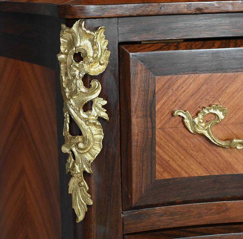 Rosewood and rosewood marquetry chest of drawers, Louis XV style – 2nd half of the 19th century.