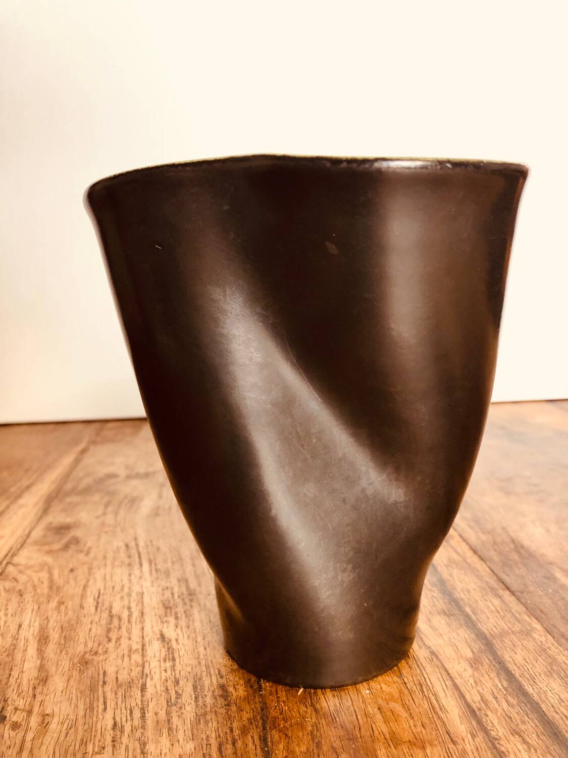 Handkerchief vase signed Elchinger. Black and green ceramic. Lobed shape. 1950s