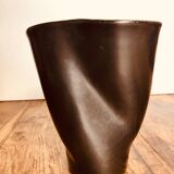 Vase mouchoir signé Elchinger . Céramique noir et vert . Forme lobé.1950s