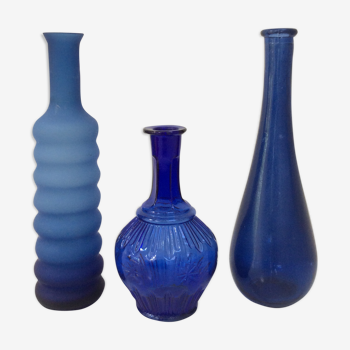 Trio décoratif de vases en verre bleu