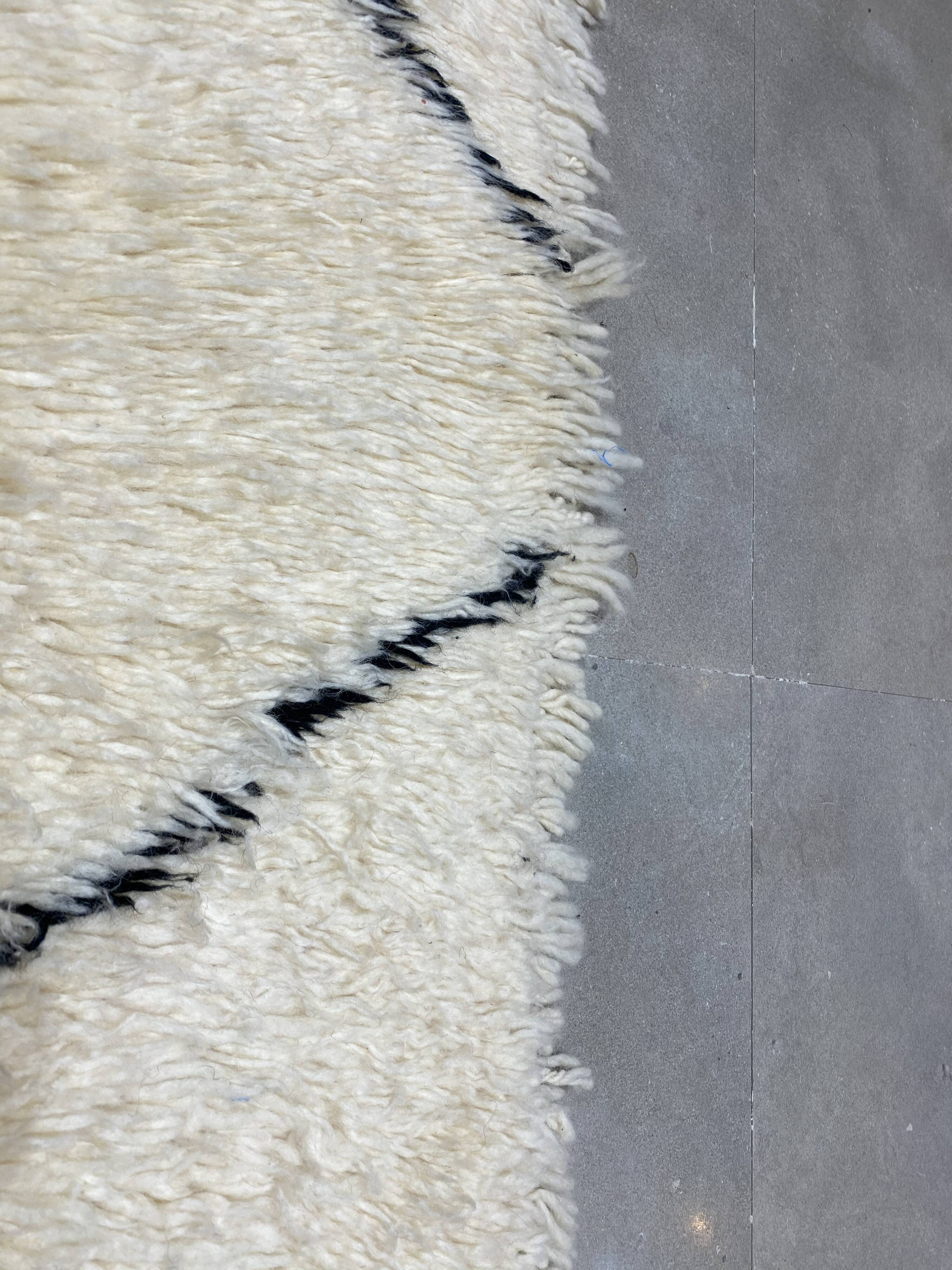 Berbere beni ouarain white wool carpet 180x255cm