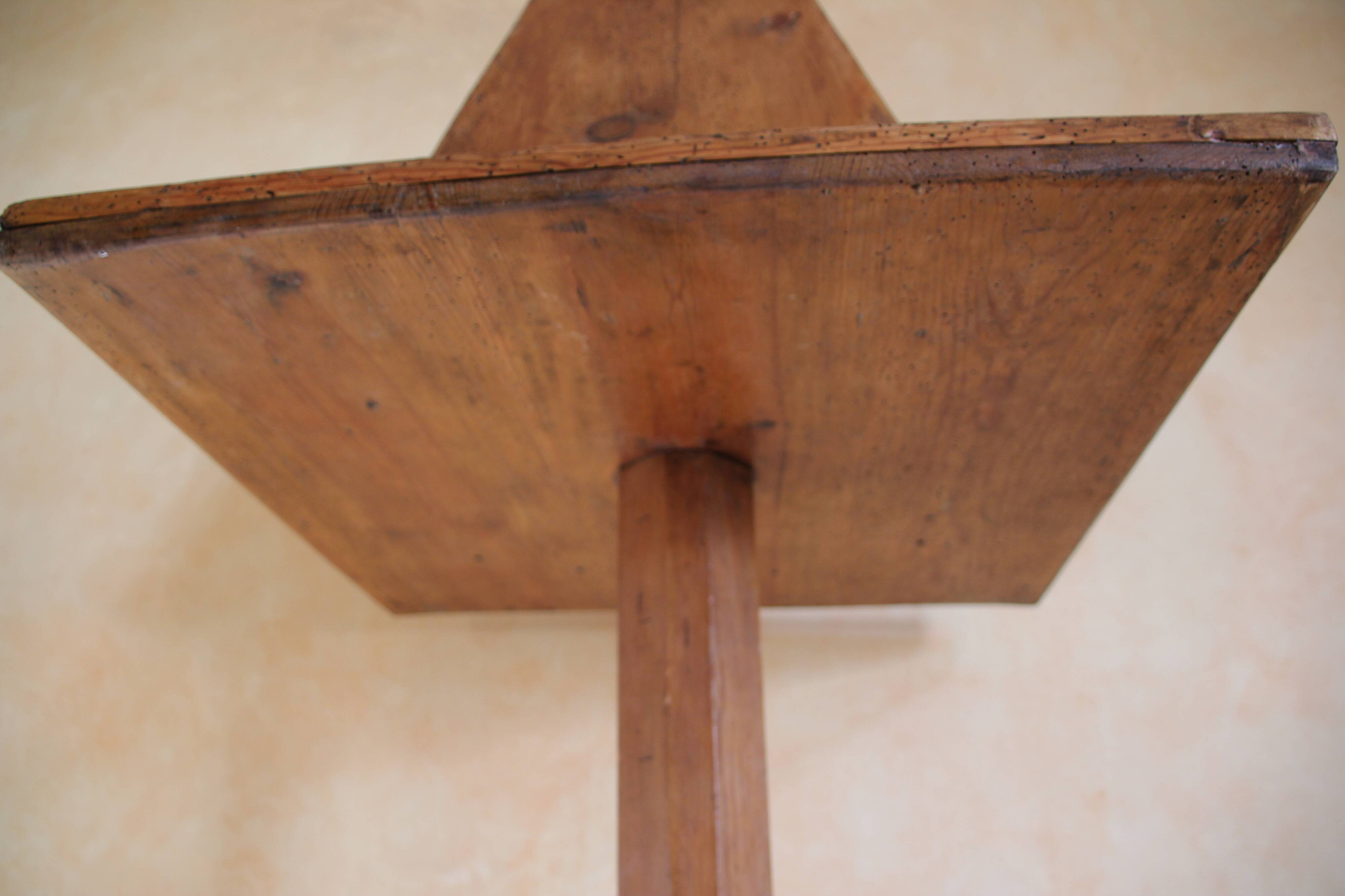 Light wood lectern unit on foot, 4 sides. Eighteenth century