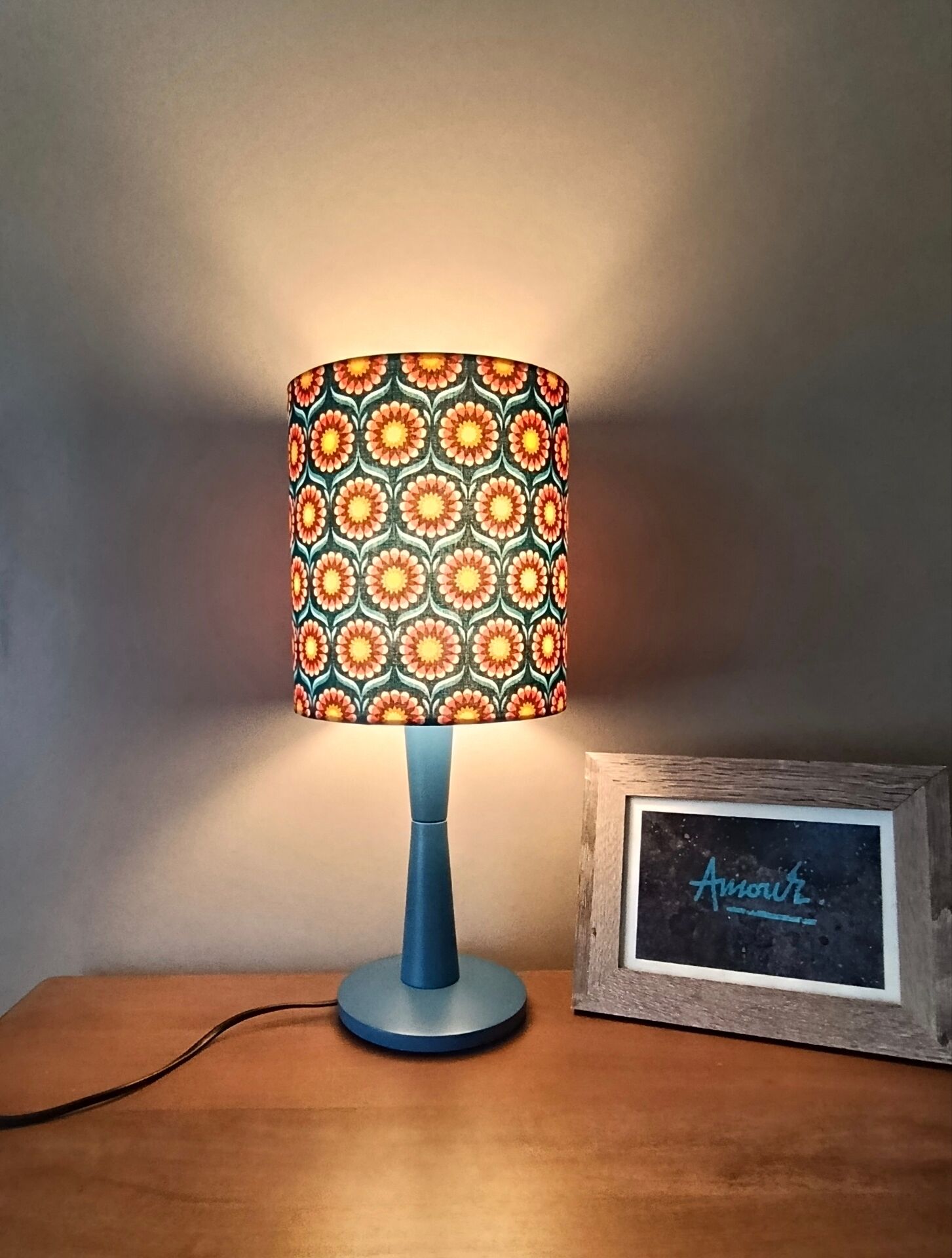 lampe à poser bois bleu, imprimé graphisme fleurs style vintage