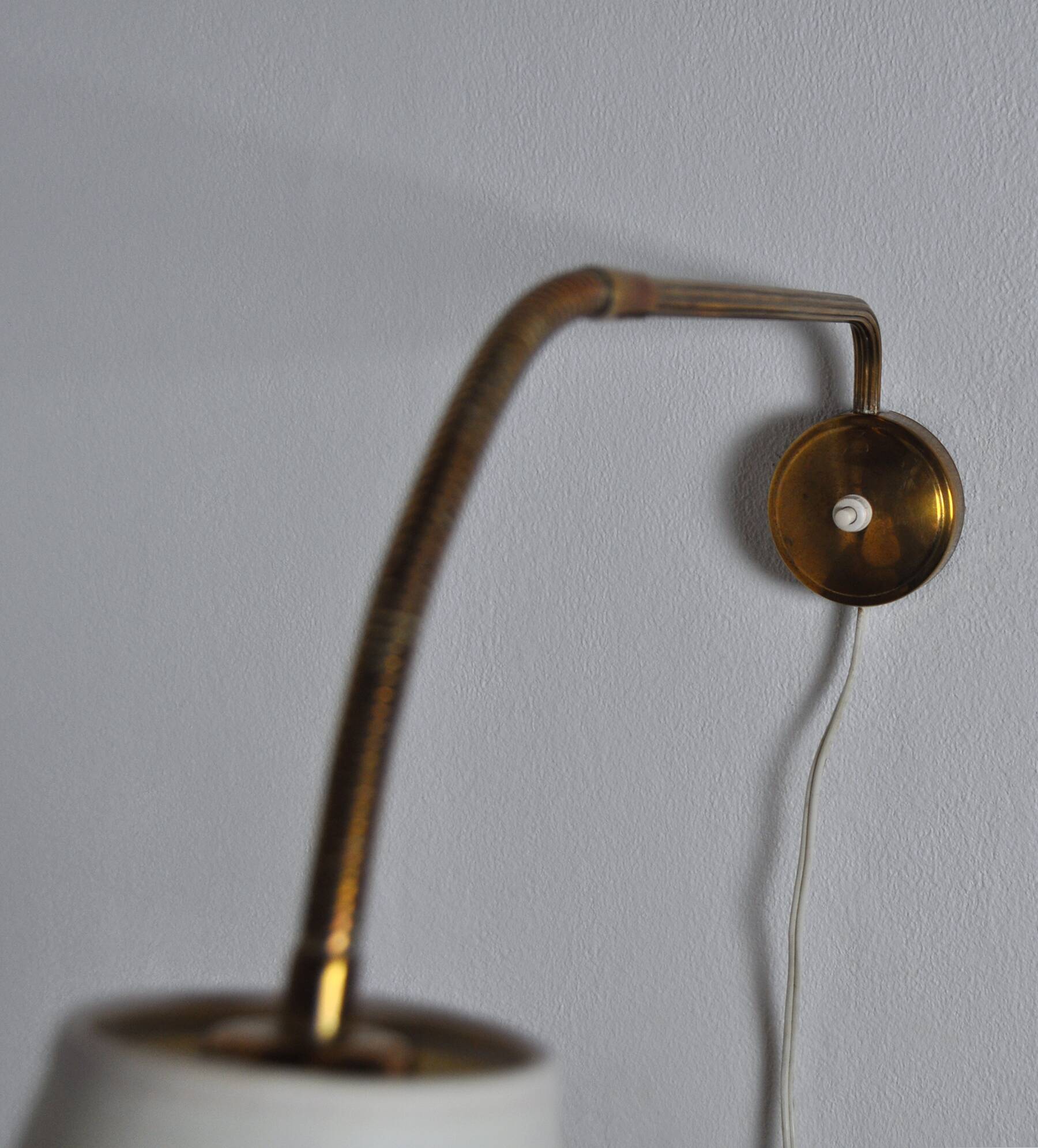 Applique murale scandinave moderne en laiton avec bras réglable