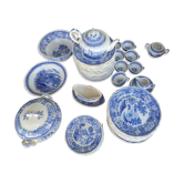 Table service plates, soup tureen, etc....