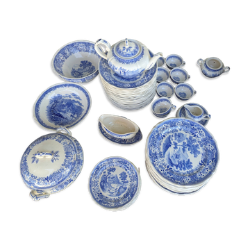 Table service plates, soup tureen, etc....