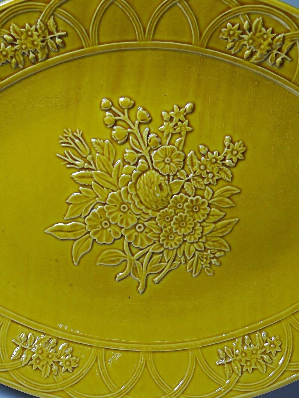 Large oval dish Bordallo Pinheiro yellow earthenware, Portugal 1970-1980