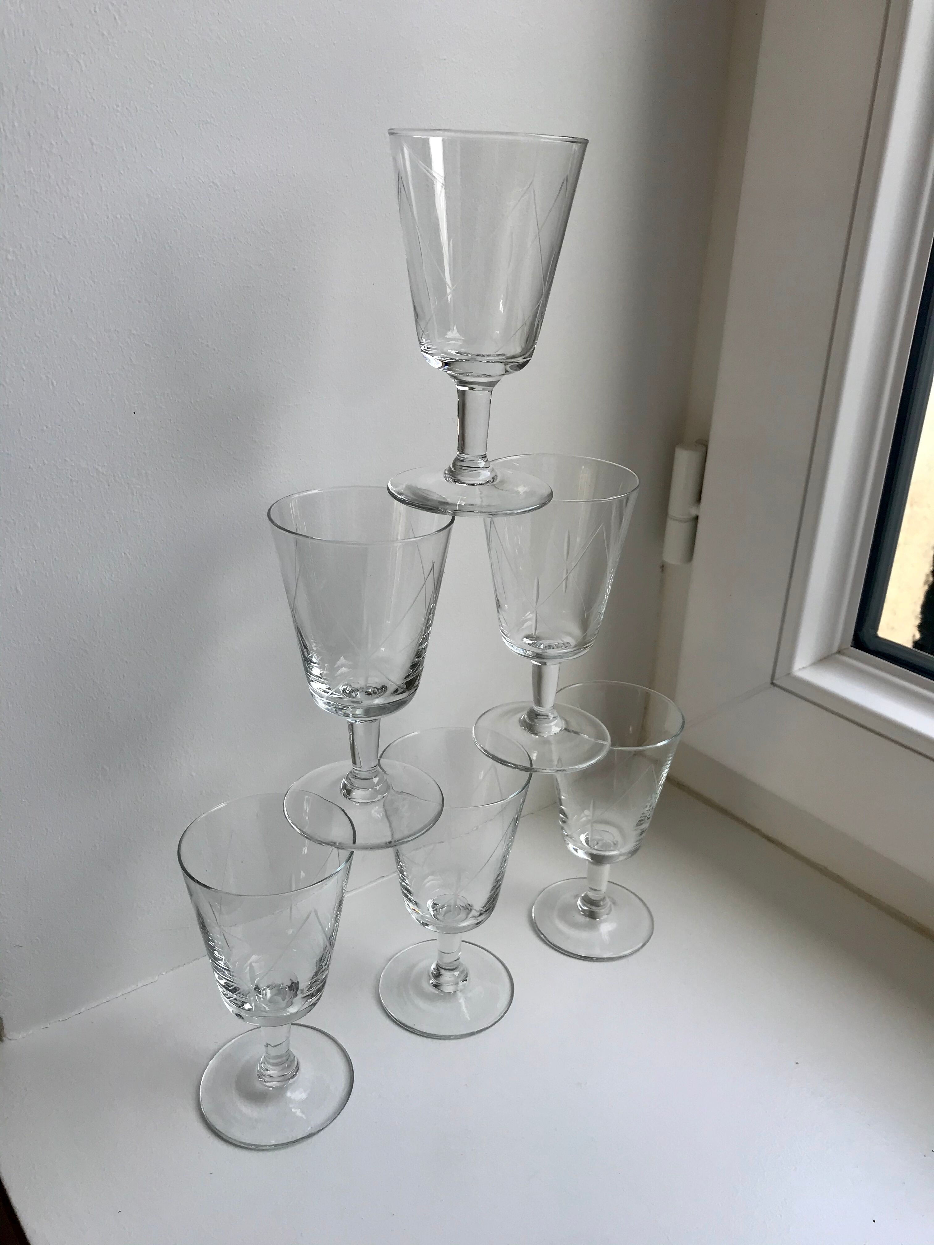 Set of 6 crystal wine glasses engraved 60s