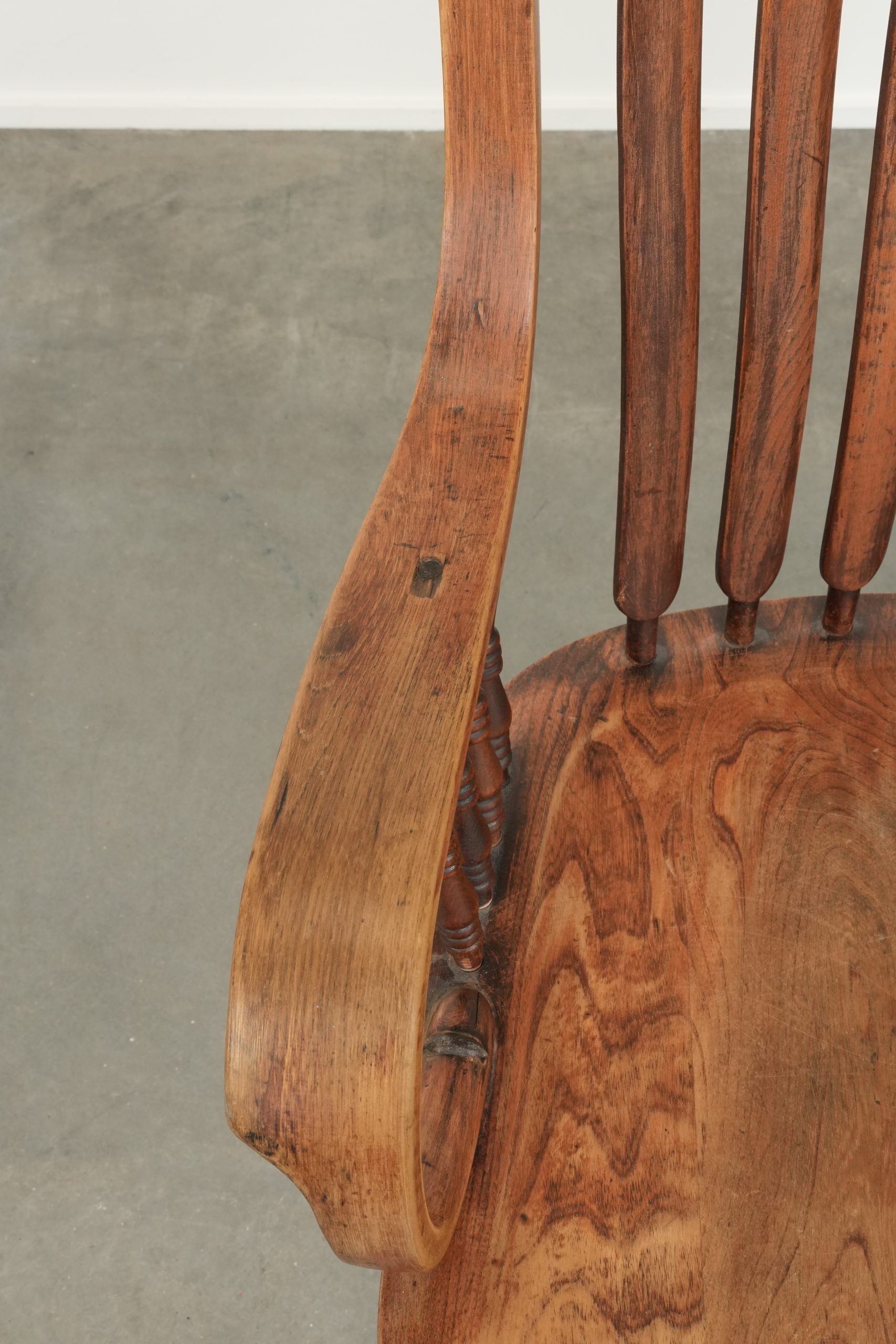 Chaise de bureau charmante avec de belles sculptures en bois du début du 20e siècle.