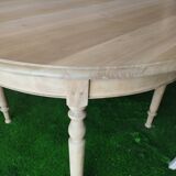 Round table with extensions