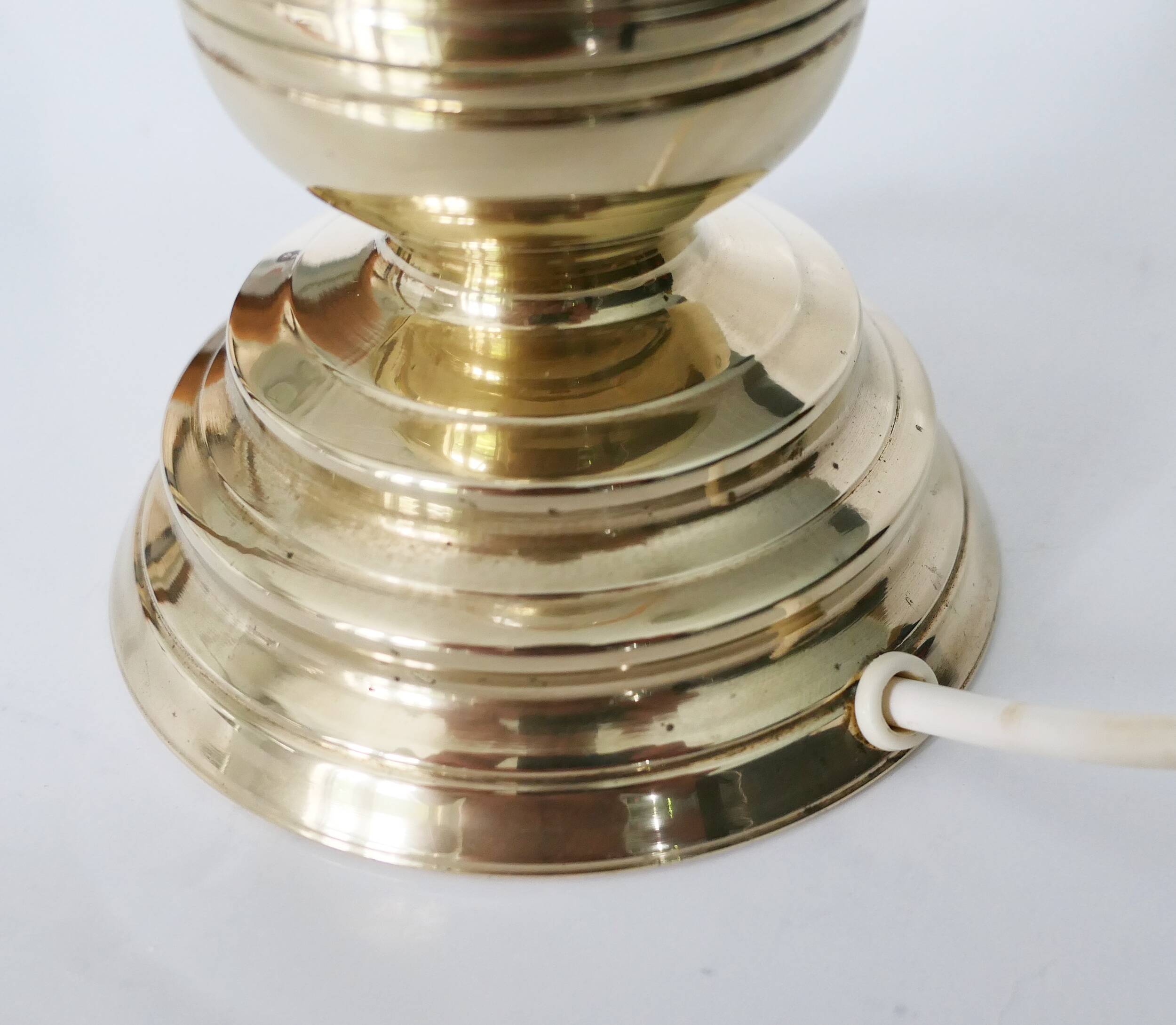Table lamp in solid brass with a vintage 1970s glass globe.