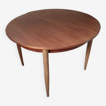 Extendable round table