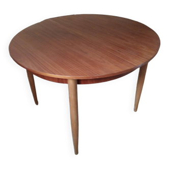 Extendable round table