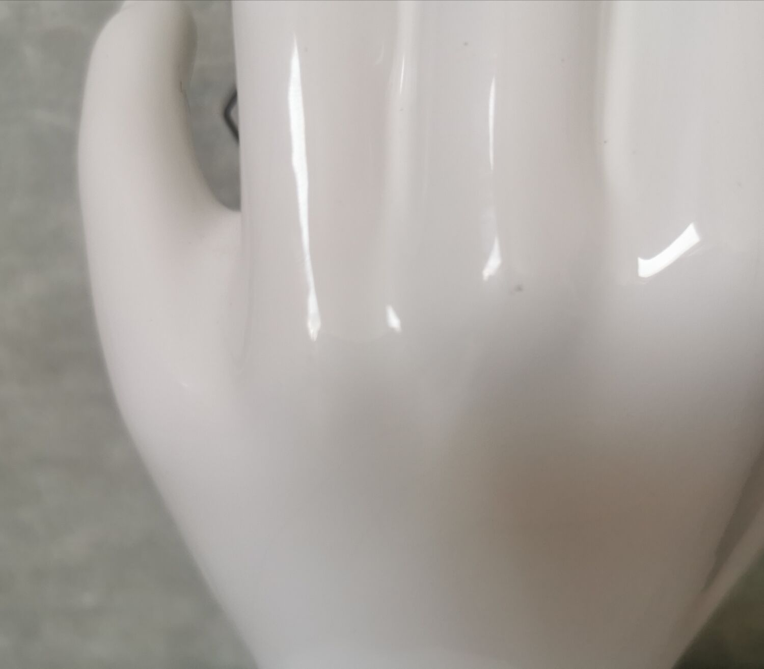 White ceramic hand wall lamp