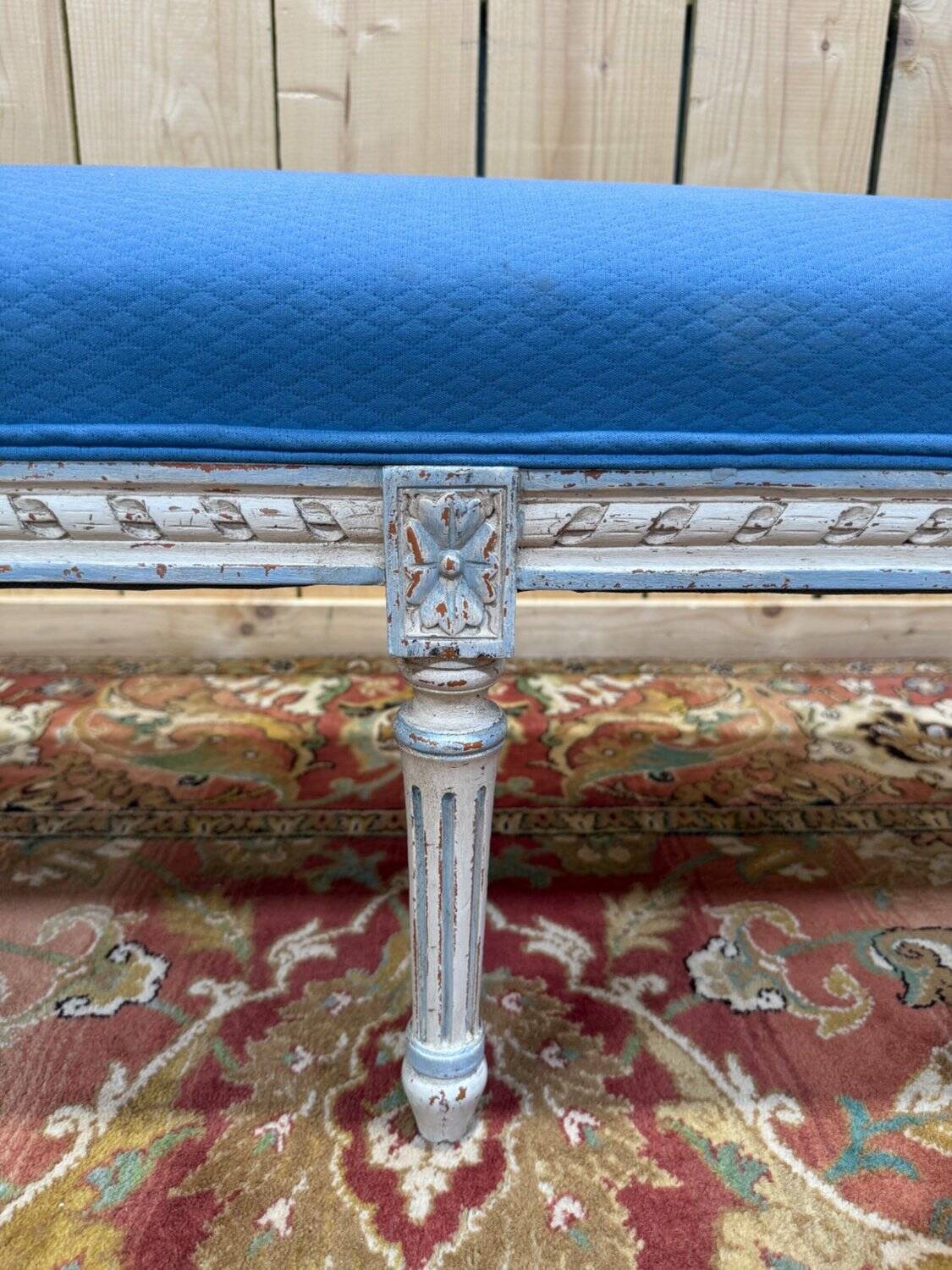 Banquette d'office – Style Louis XVI – Bois réchampis – Tissu bleu