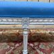 Banquette d'office – Style Louis XVI – Bois réchampis – Tissu bleu
