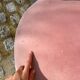 Fauteuil style crapaud en velours rose