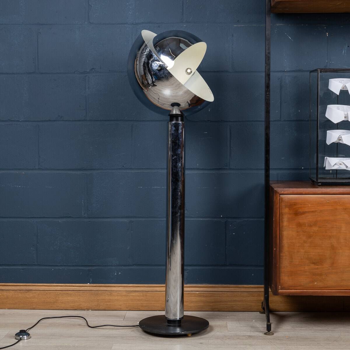 Une lampe de sol en chrome "espace" italienne du 20e siècle vers 1970