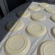 Lot de 11 assiettes en grès blanc liseré brun D24,5