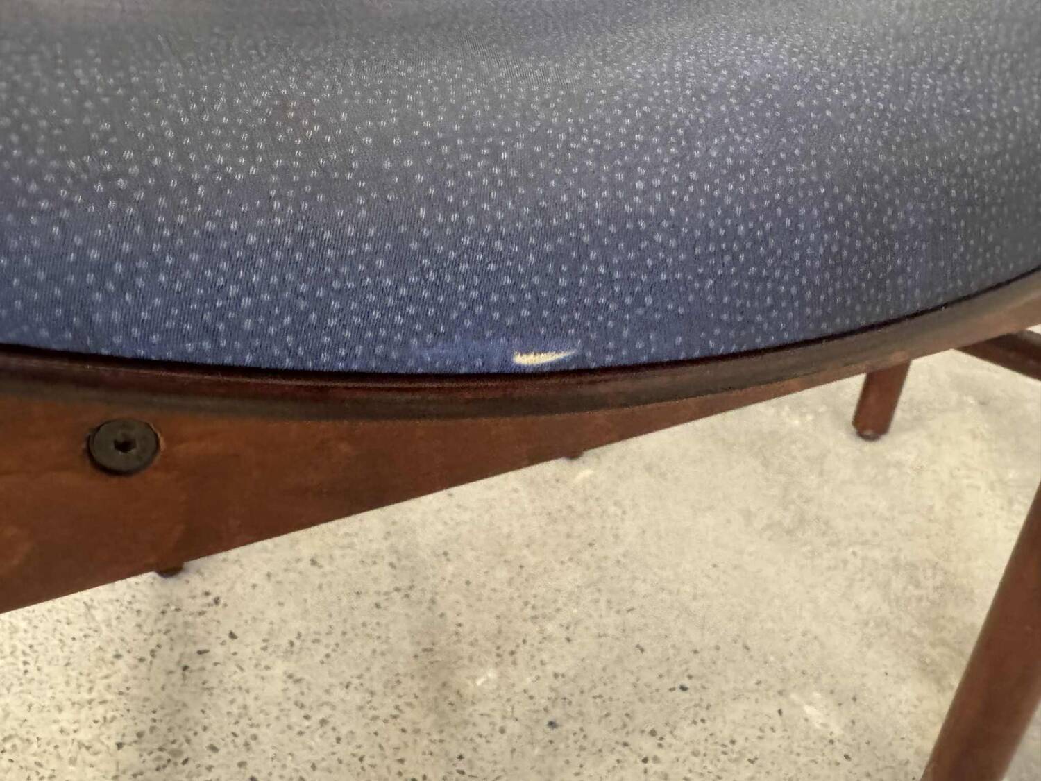 24 chaises Baumann vintage en bois et  skaï bleu