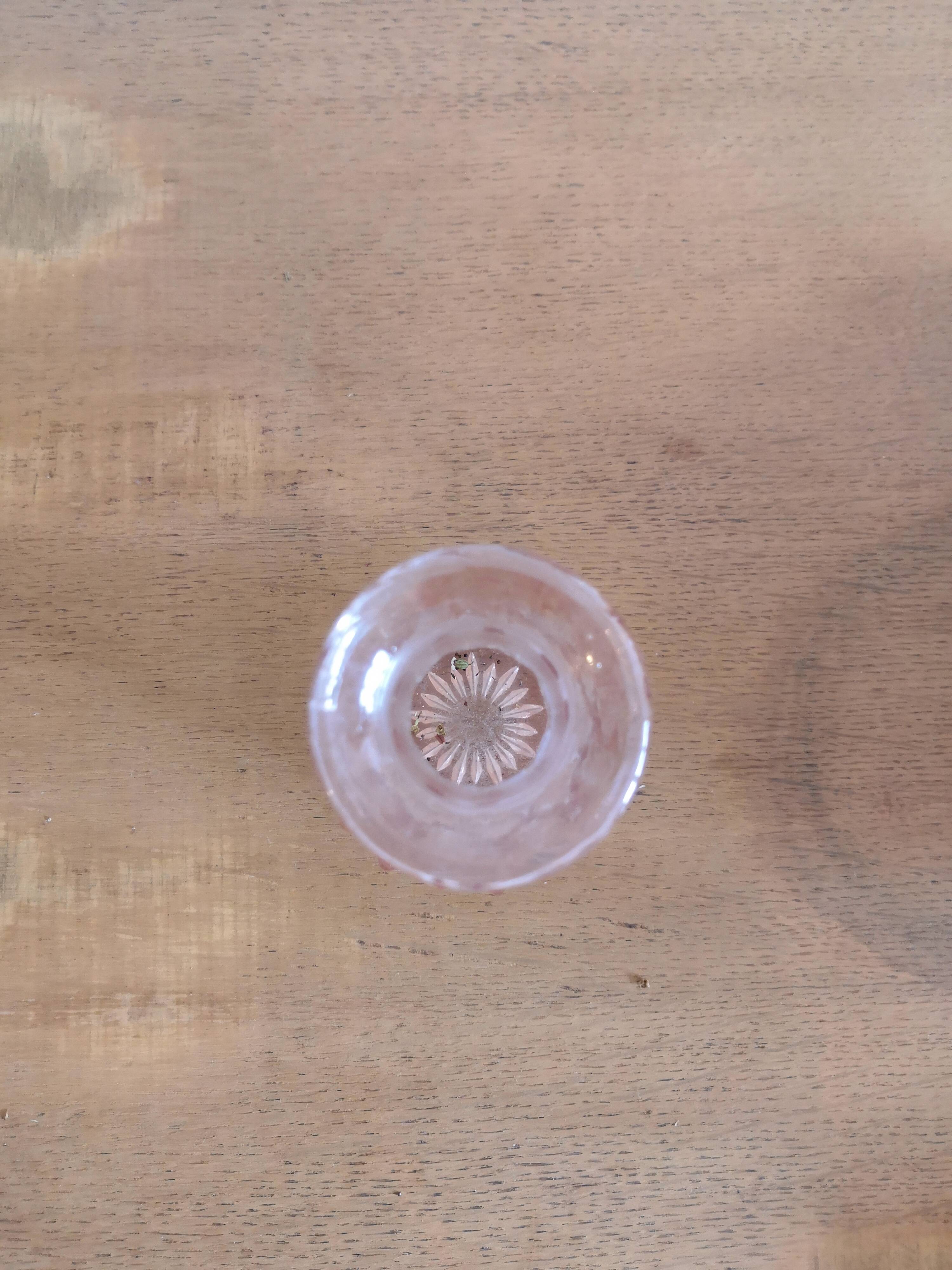 Vase en verre rose vintage