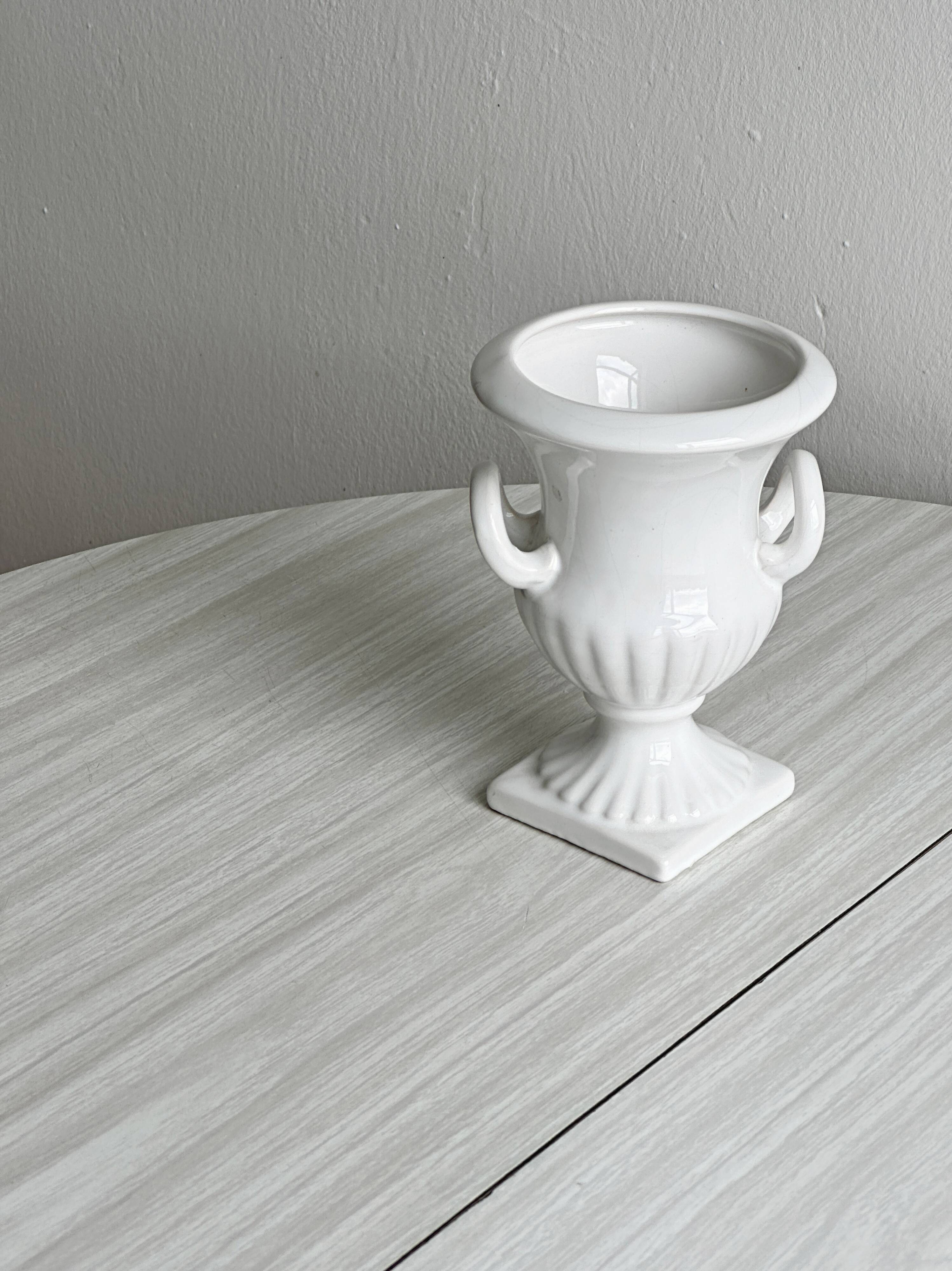 Cache-pot Médicis ancien en porcelaine blanche