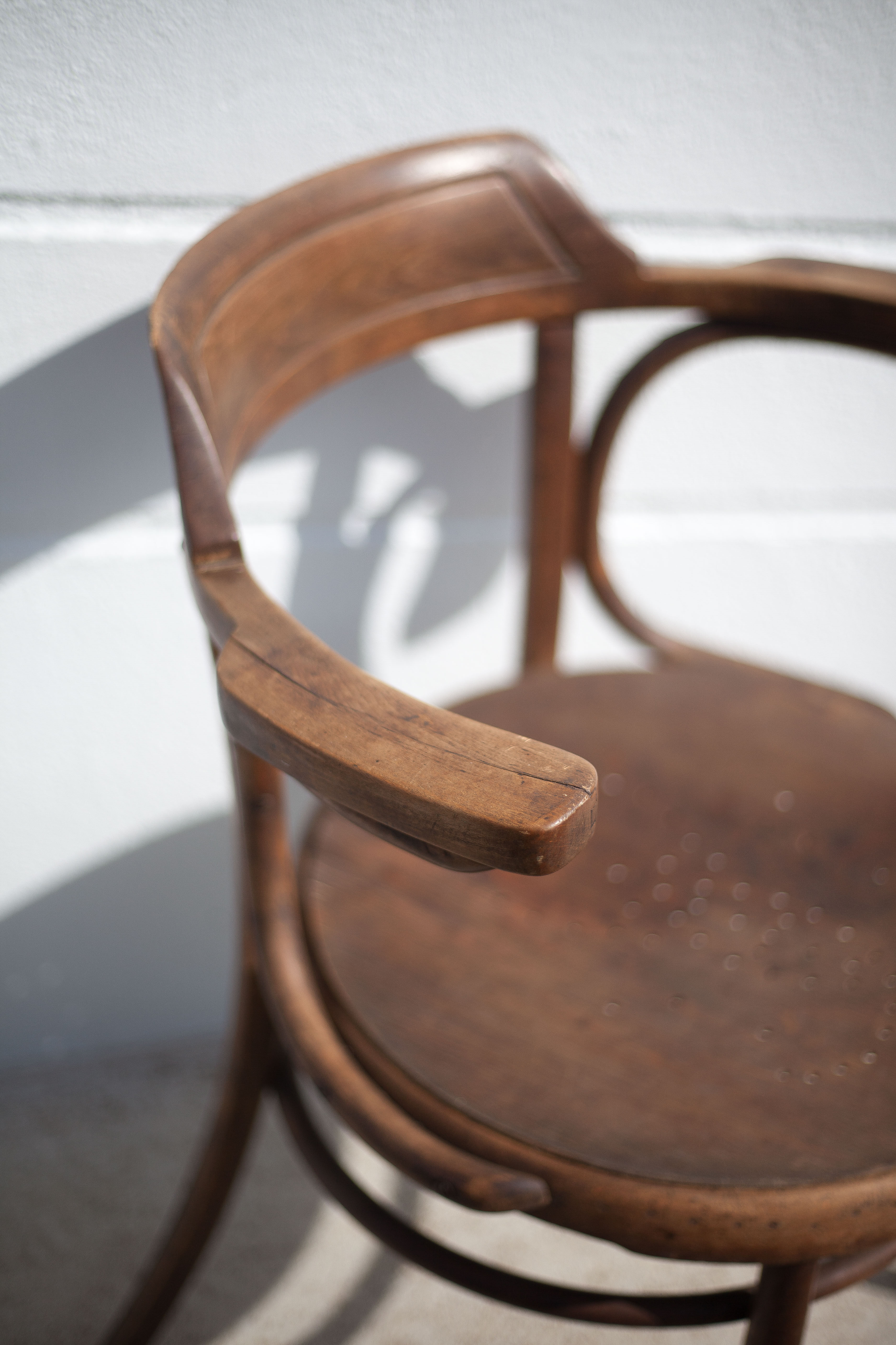 Curved wooden armchair Mundus vienna Austria, curved wooden chair, living room, bookcase, 20's