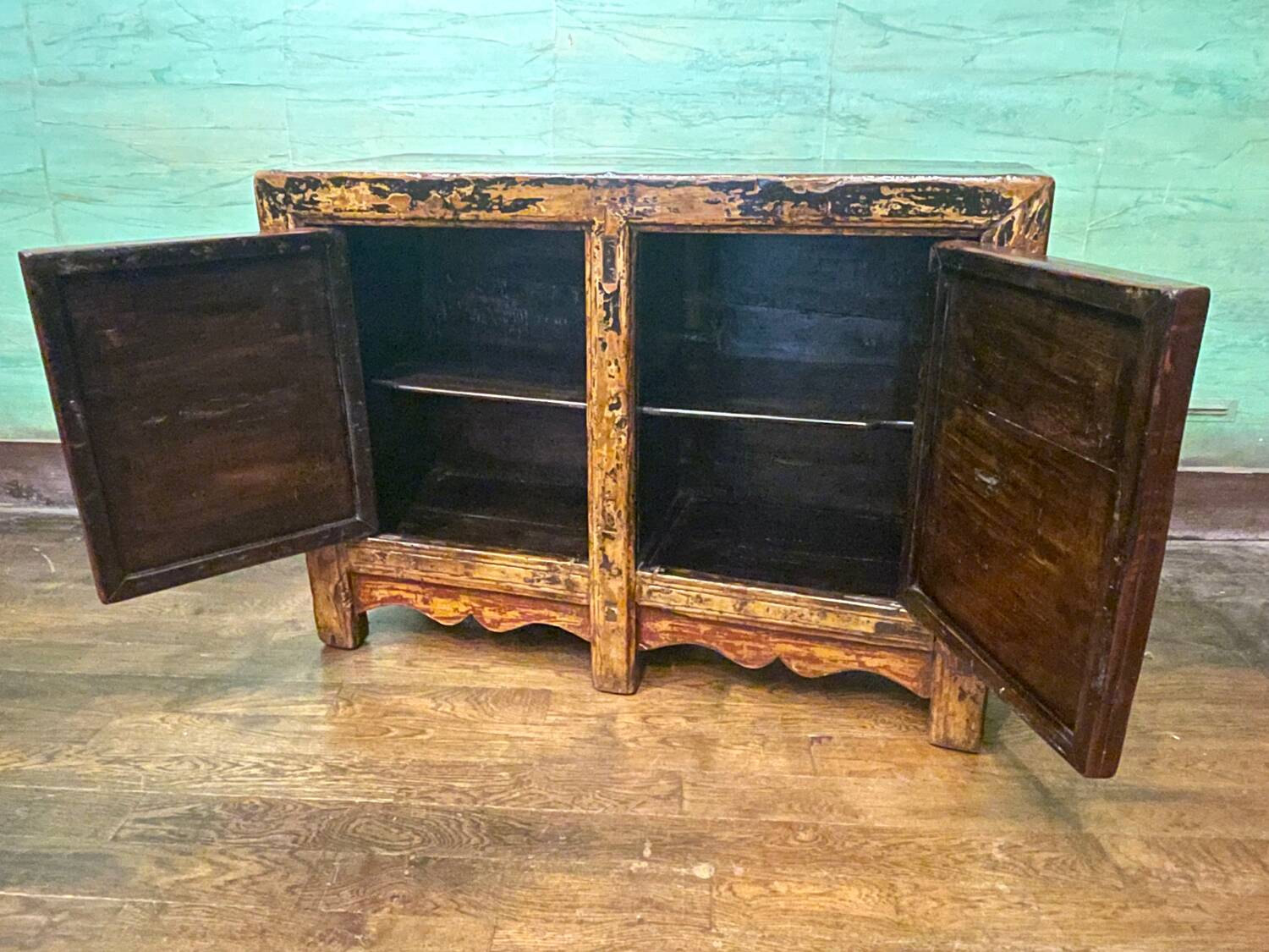 Antique Chinese 2-door sideboard
