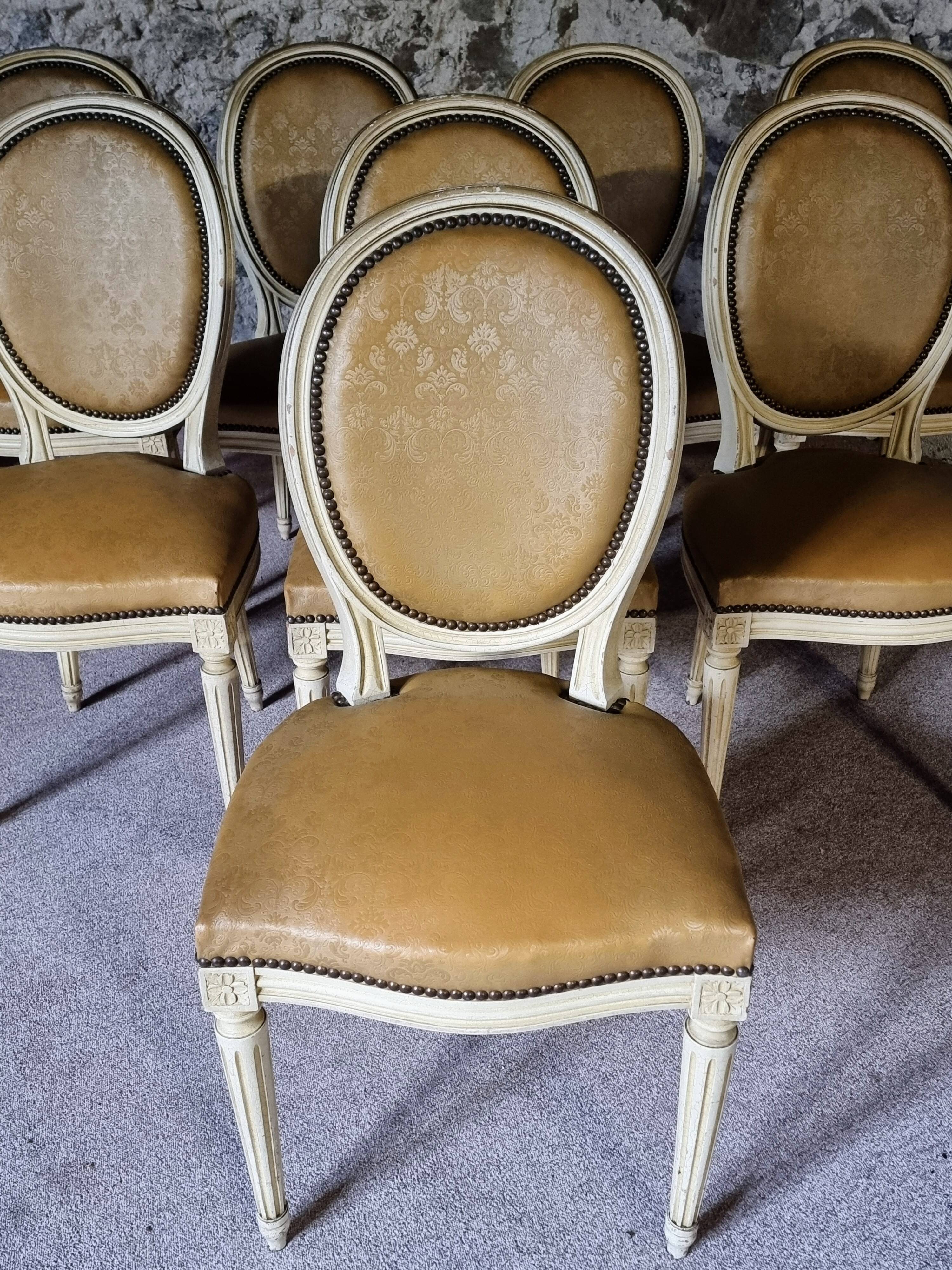 Chaises de salle à manger Louis XVI vintage – Ensemble de 8 chaises françaises sculptées en bois avec revêtement en simili cuir damassé caramel, années 1920/1930