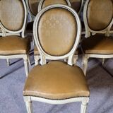 Chaises de salle à manger Louis XVI vintage – Ensemble de 8 chaises françaises sculptées en bois avec revêtement en simili cuir damassé caramel, années 1920/1930