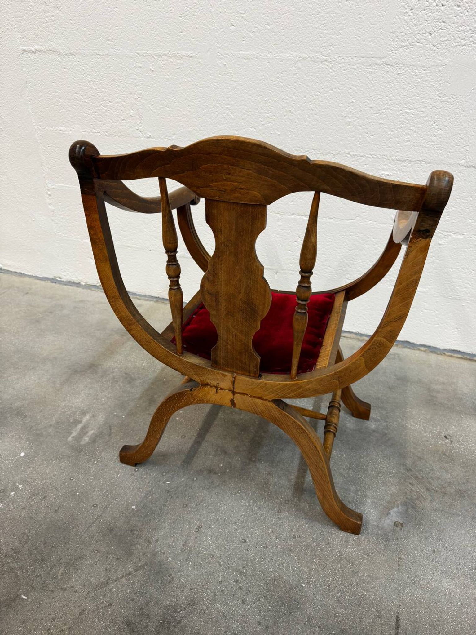 Dagobert armchair with red upholstery
