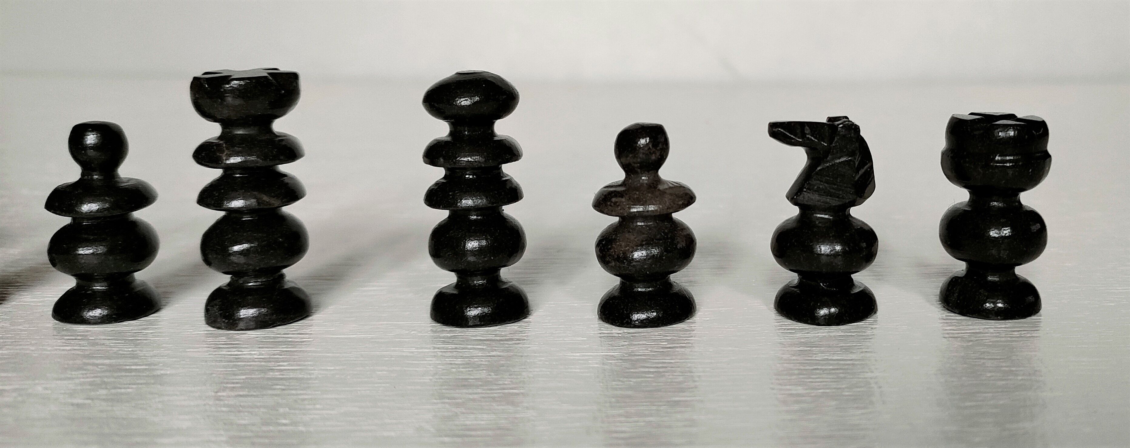 Small chessboard in coral marble and black marble - Italy - Second half of the twentieth century