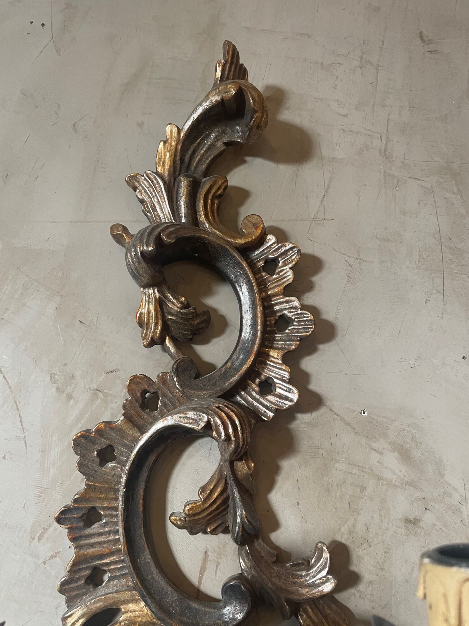 Paire d'appliques en bois sculpté