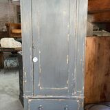 Armoire en bois peint